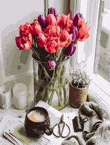 Большой букет тюльпанов и вкусный кофе