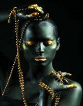 Без бренда «Девушка в черно-золотом макияже» в Улан-Удэ в интернет-магазине  Без бренда «Девушка в черно-золотом макияже» в Улан-Удэ