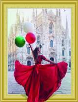 Девушка в красном платье не фоне собора в Праге